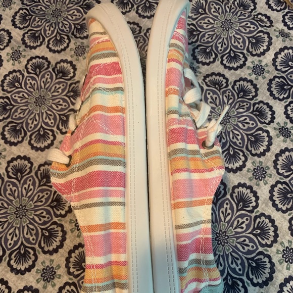 Size 11 woman’s slip on canvas shoes - Picture 3 of 5